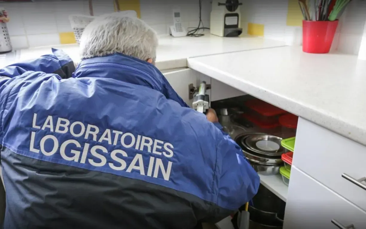 Homme portant une veste Laboratoire Logissain
