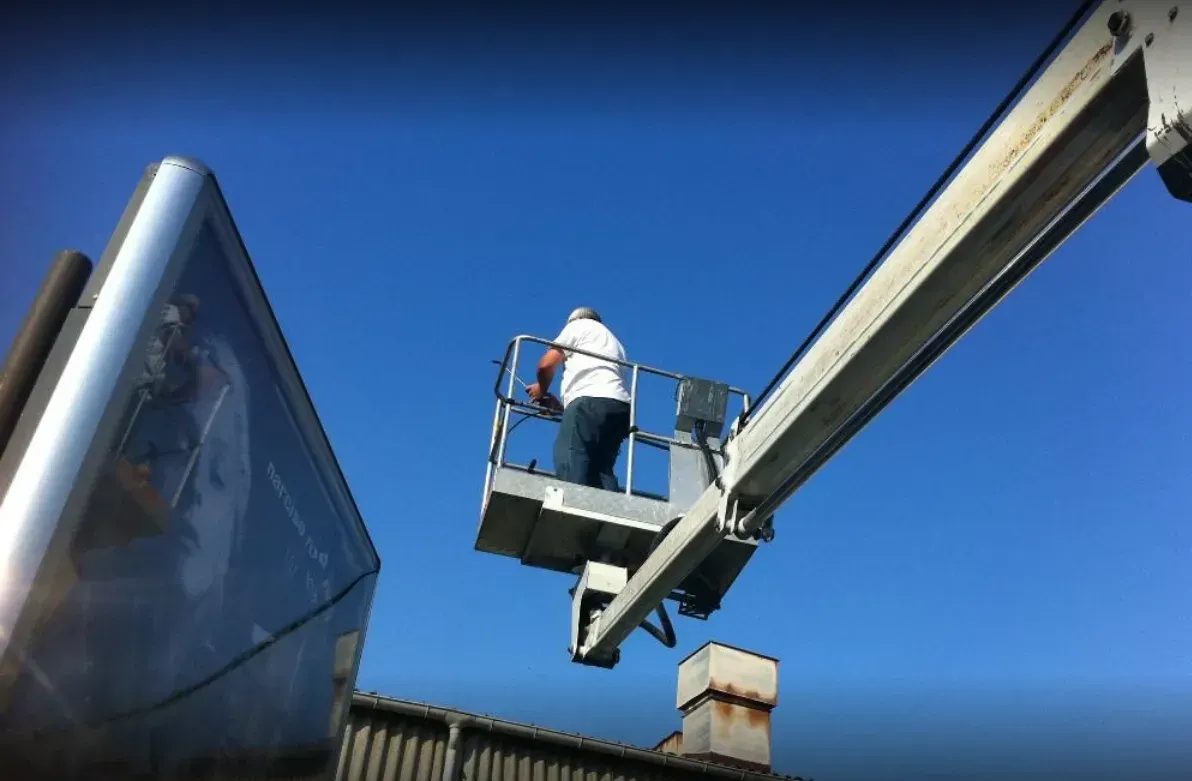 Homme sur une nacelle