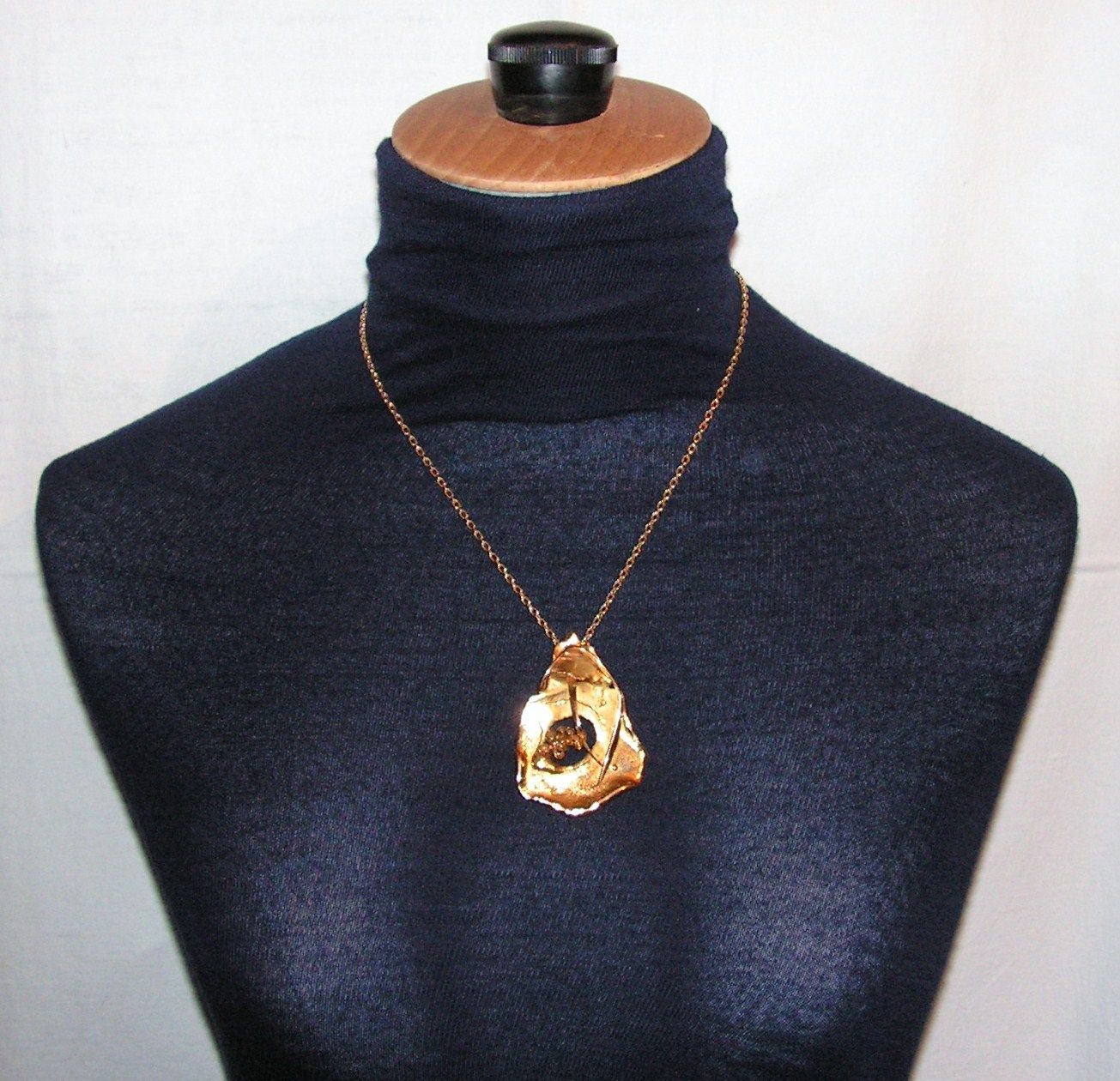 Médaillon art brutaliste