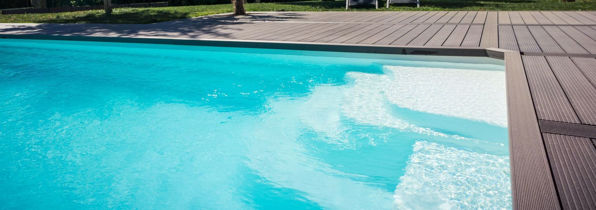 Une piscine entourée d'une terrasse en bois