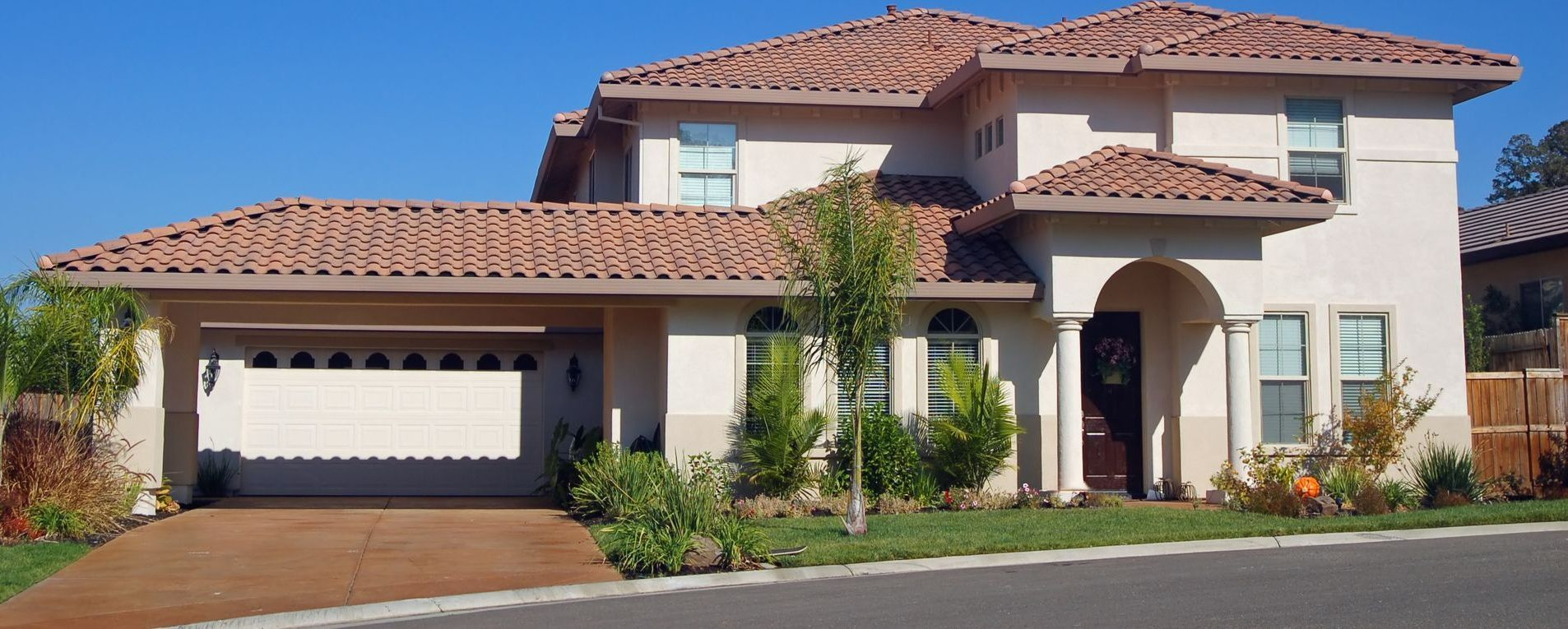 Maison blanche en tuiles