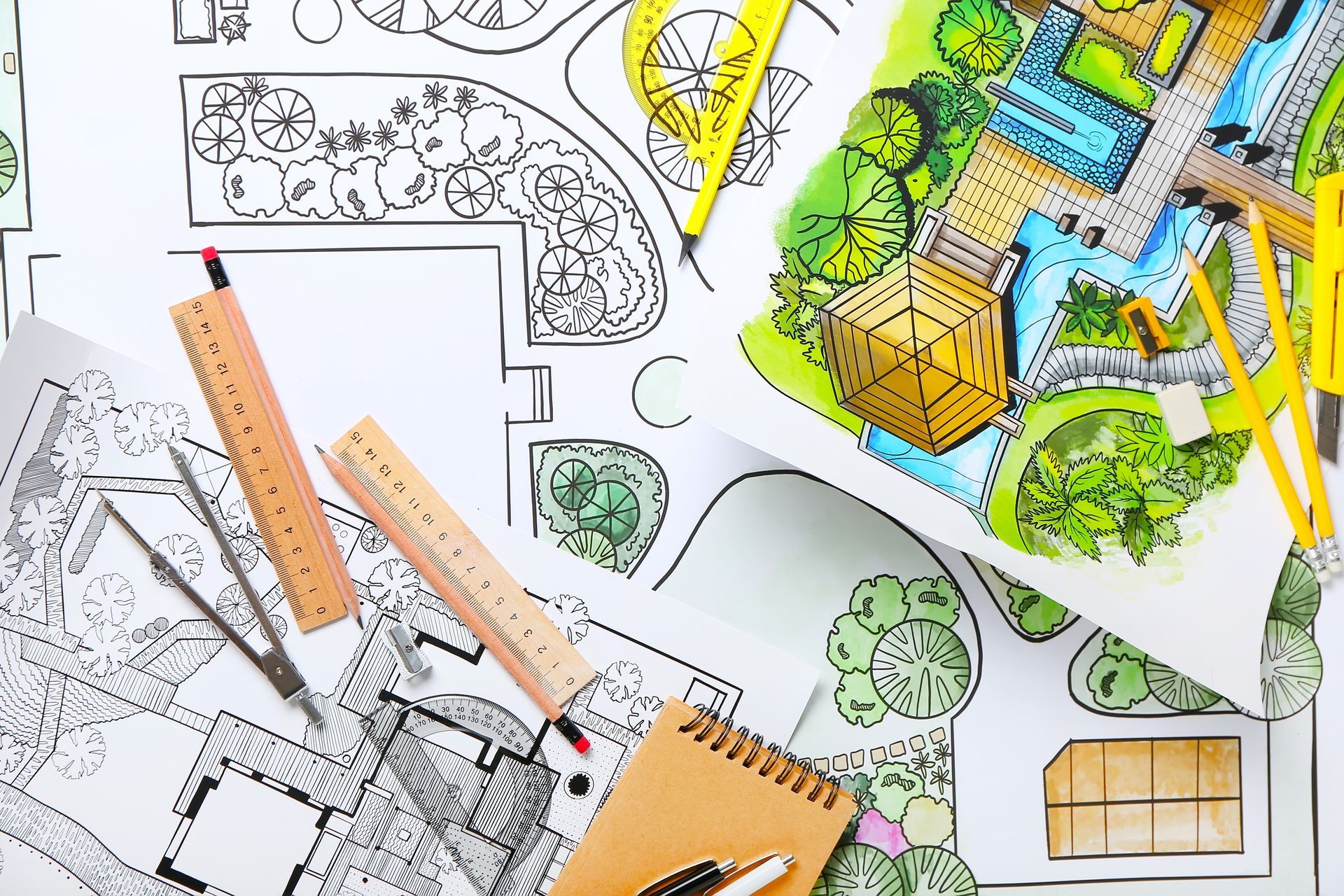 Plans d'aménagement paysager avec croquis en couleur, outils : crayons, règles, compas et carnet de notes.
