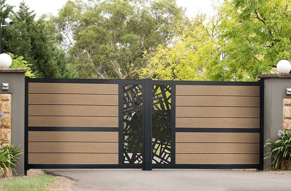 Portail en bois avec ornements en métal noir et panneaux centraux décoratifs ; installé dans une allée.