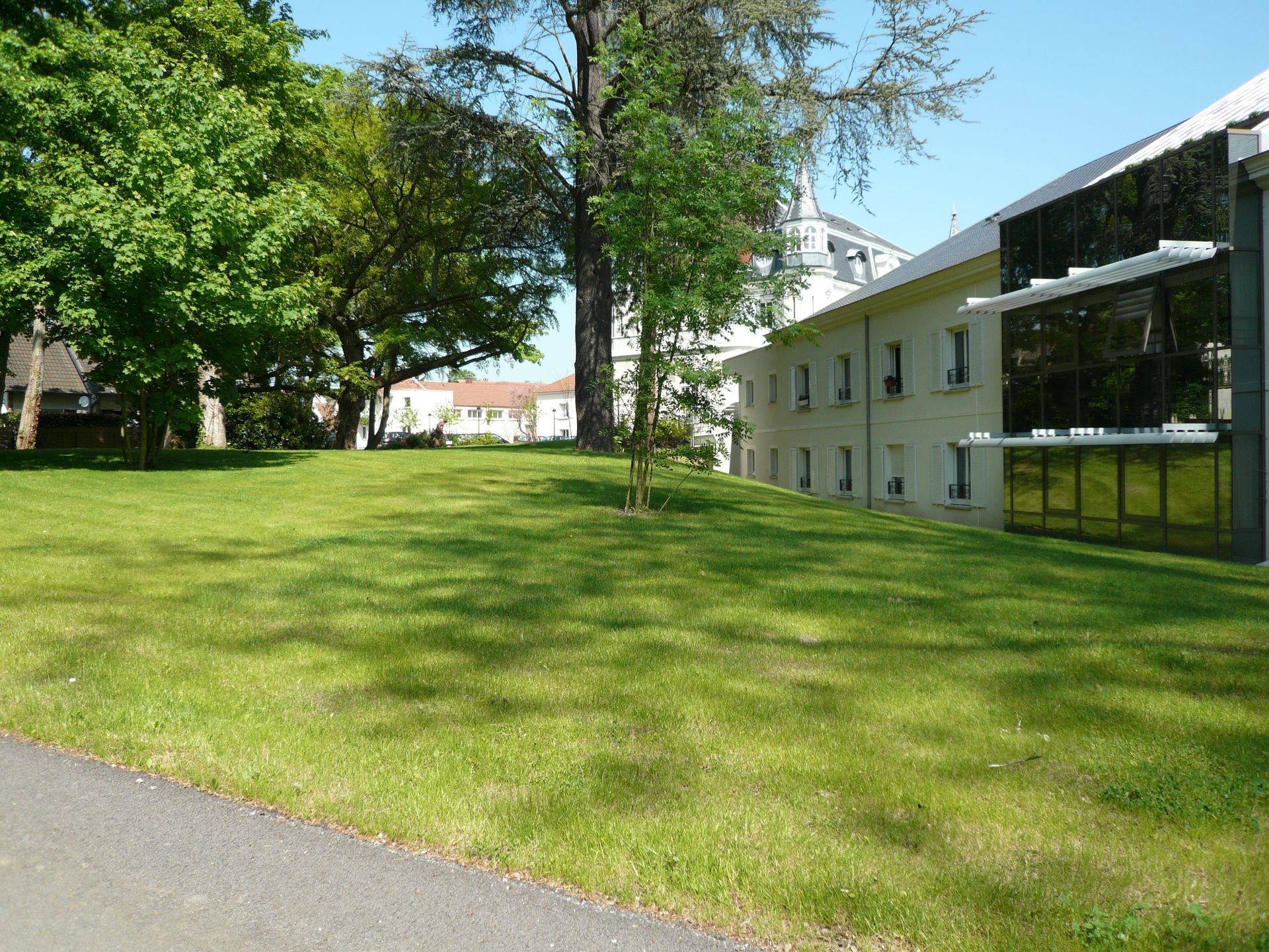 Espace vert de résidence avec arbres