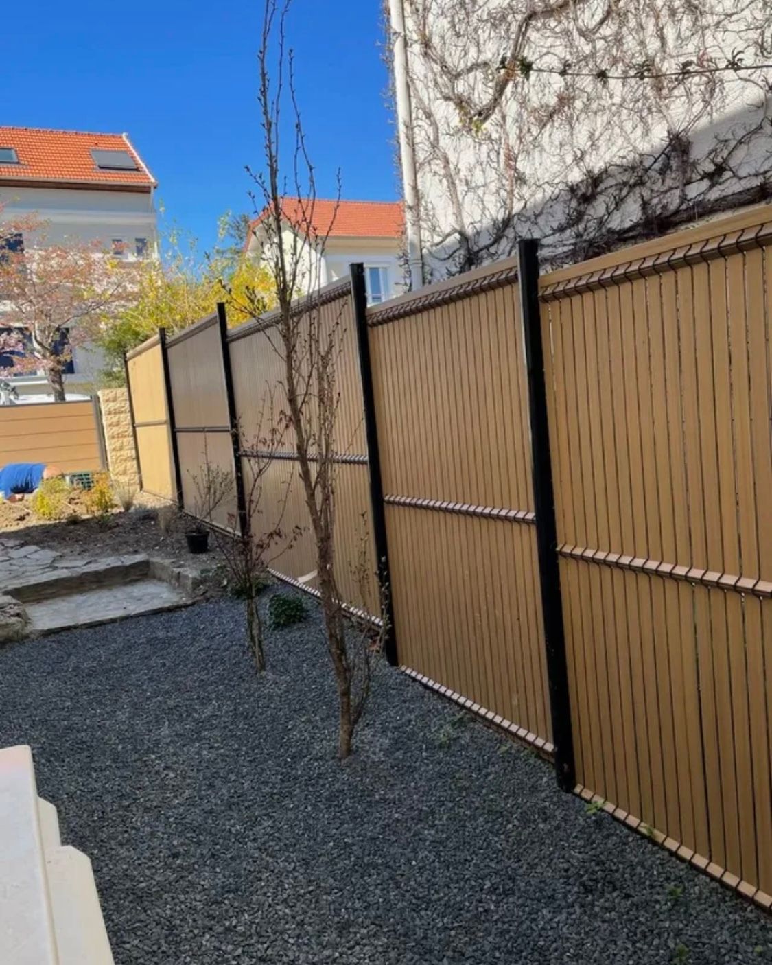 Clôture en panneaux de bois dans un jardin