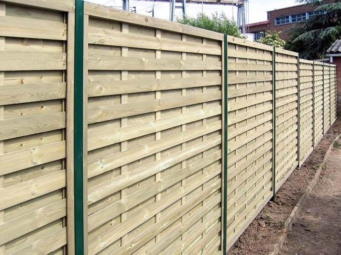 Clôture extérieure à lames horizontales en bois avec poteaux métalliques verts.