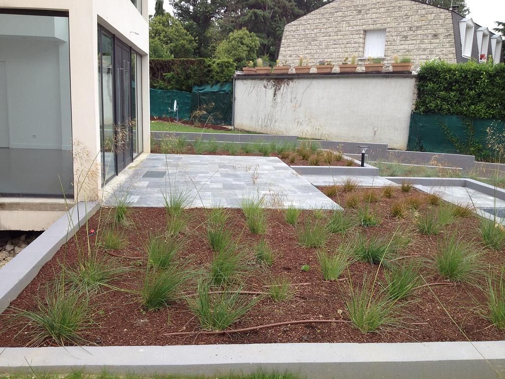 Allée de jardin et escalier en pavés clairs