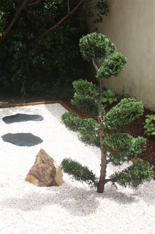 Jardin style japonais avec graviers blancs