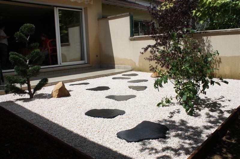 Jardin zen japonais avec pas japonais et gravier blanc.