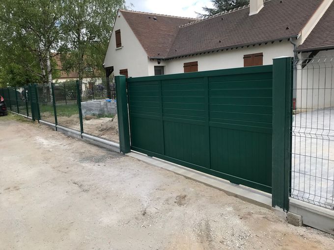 Portail vert avec clôture