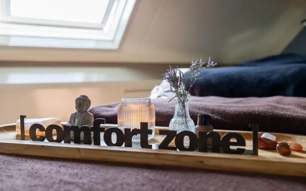 Een houten dienblad met de woorden comfort zone erop