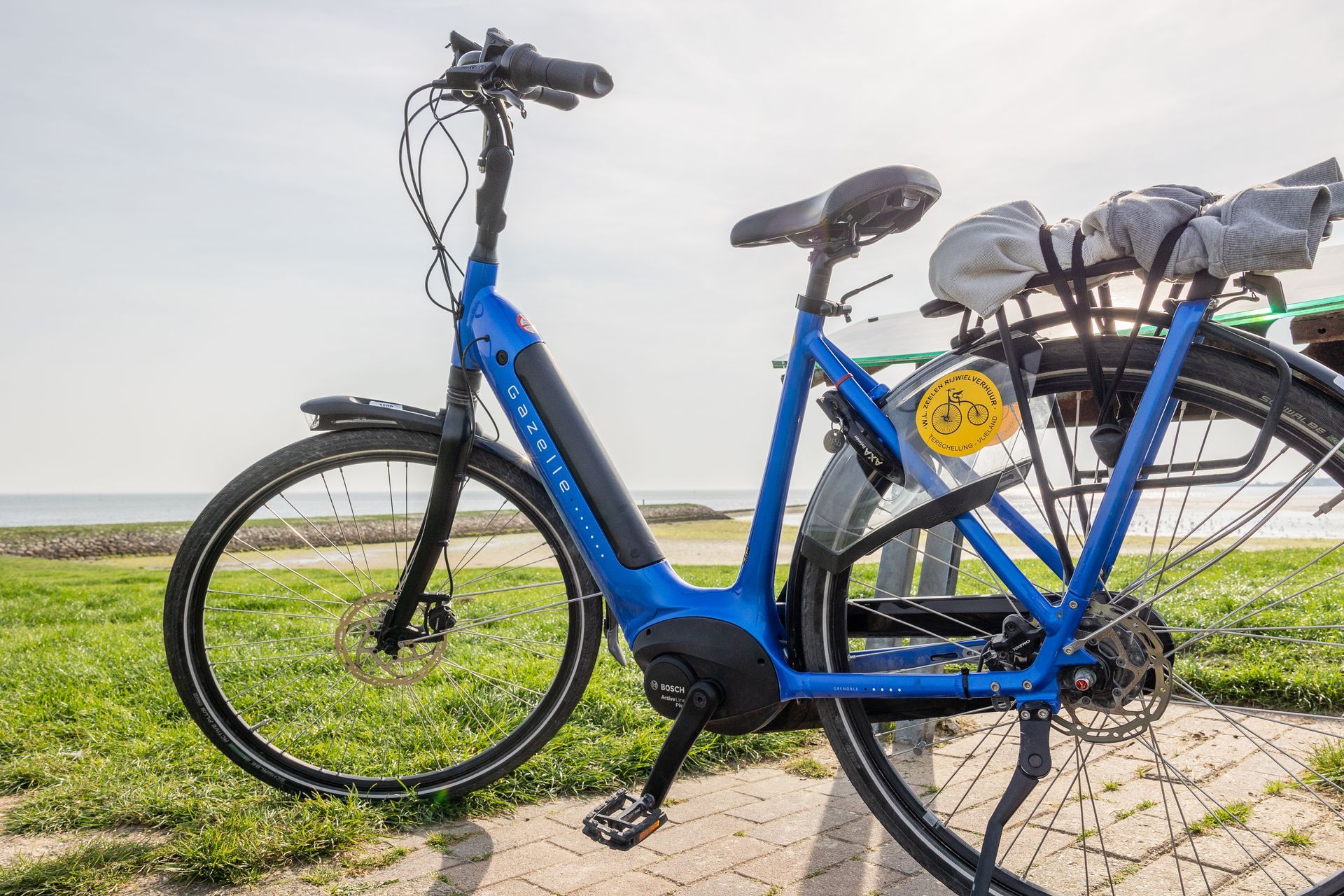 Walk of Grief wandelaar loopt door de duinen van Terschelling