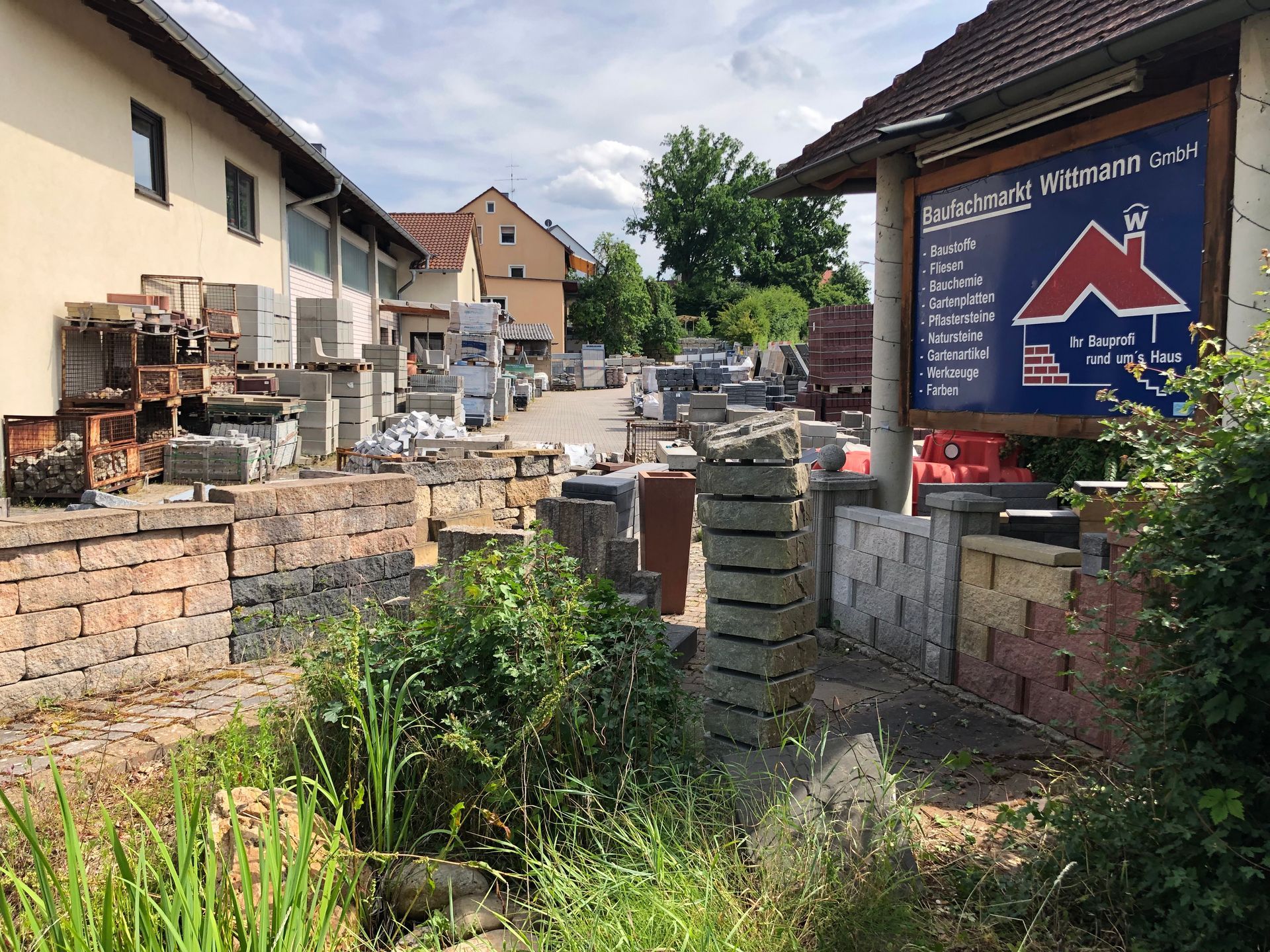 Gärtner setzt Pflanzen in Beet