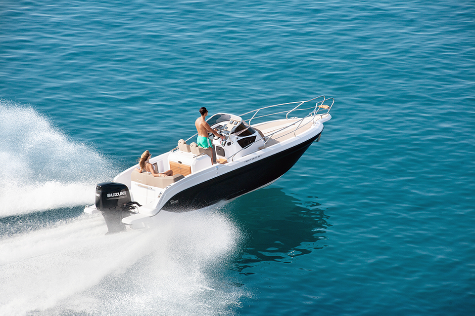NEXT 240 SH avec à bord, un couple