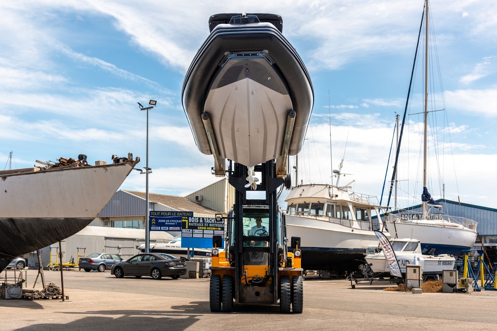 Un bateau surélevé par un chariot élévateur