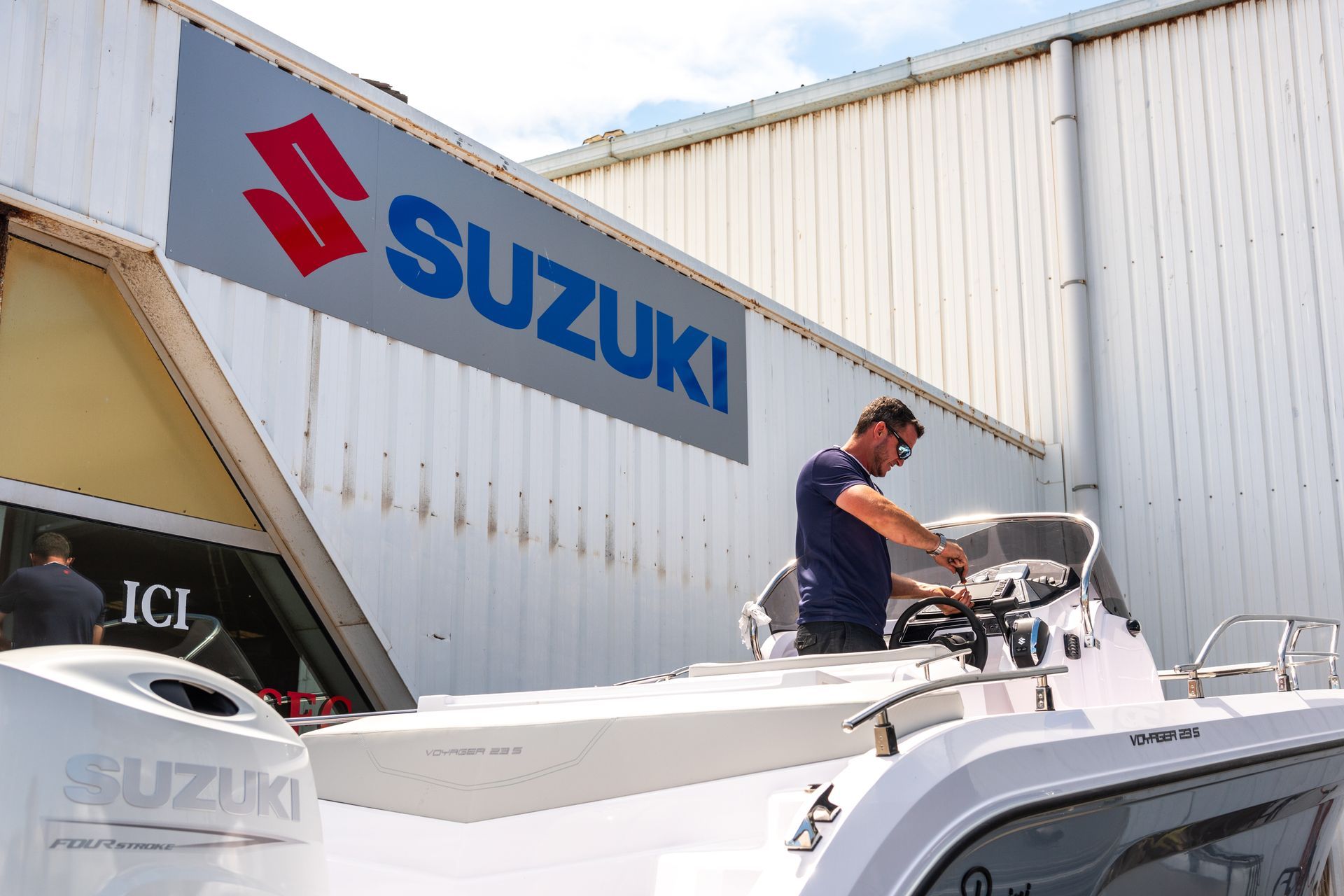 Entretien de tableau de bord d'un bateau