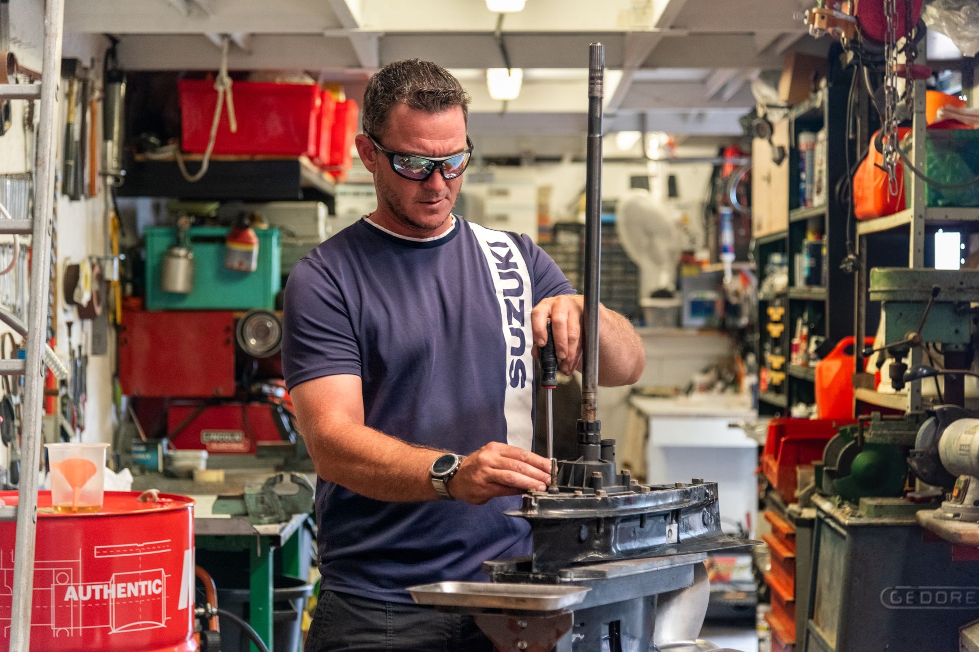Homme dans un atelier de bateau