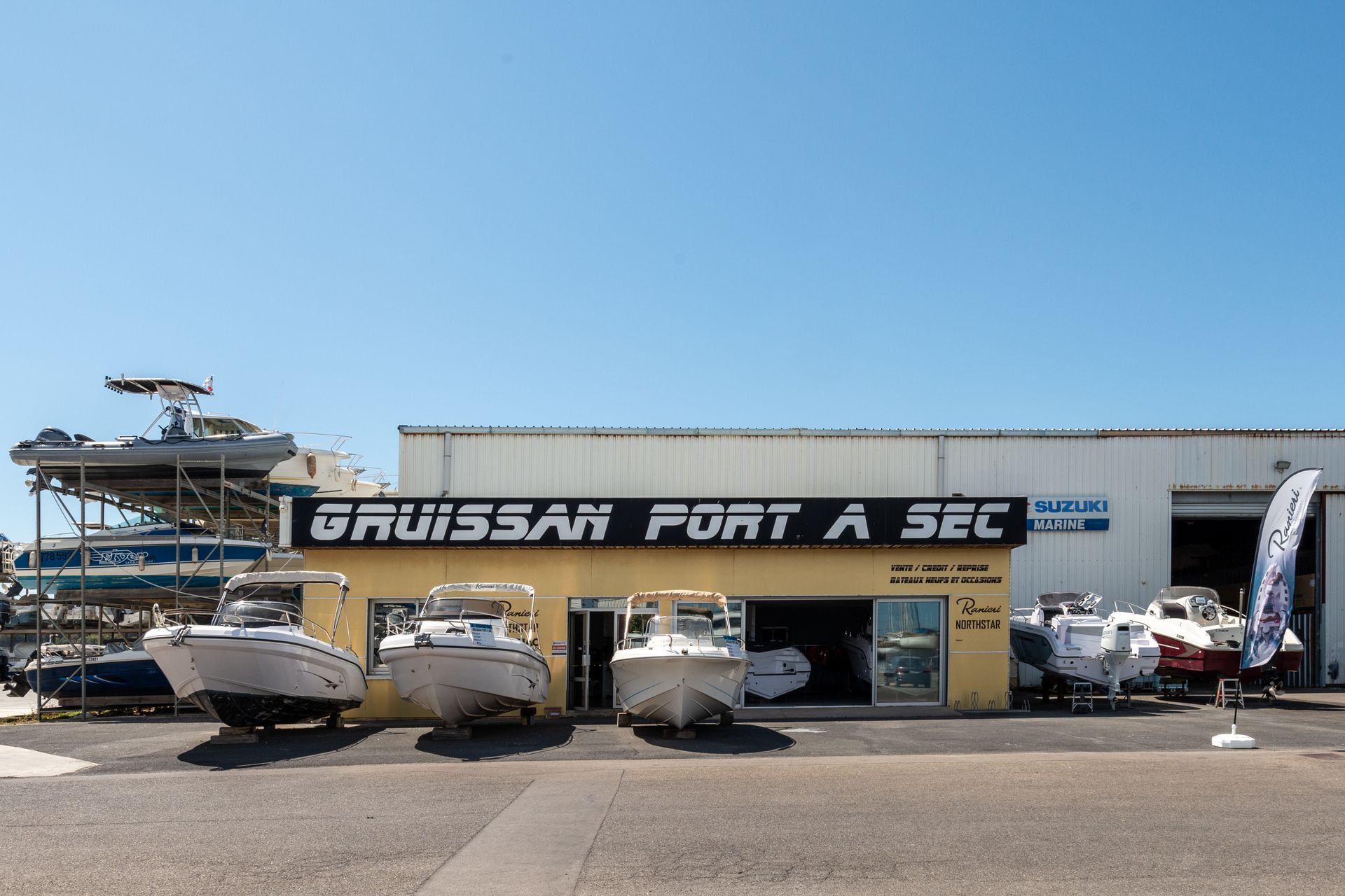 3 bateaux devant la boutique
