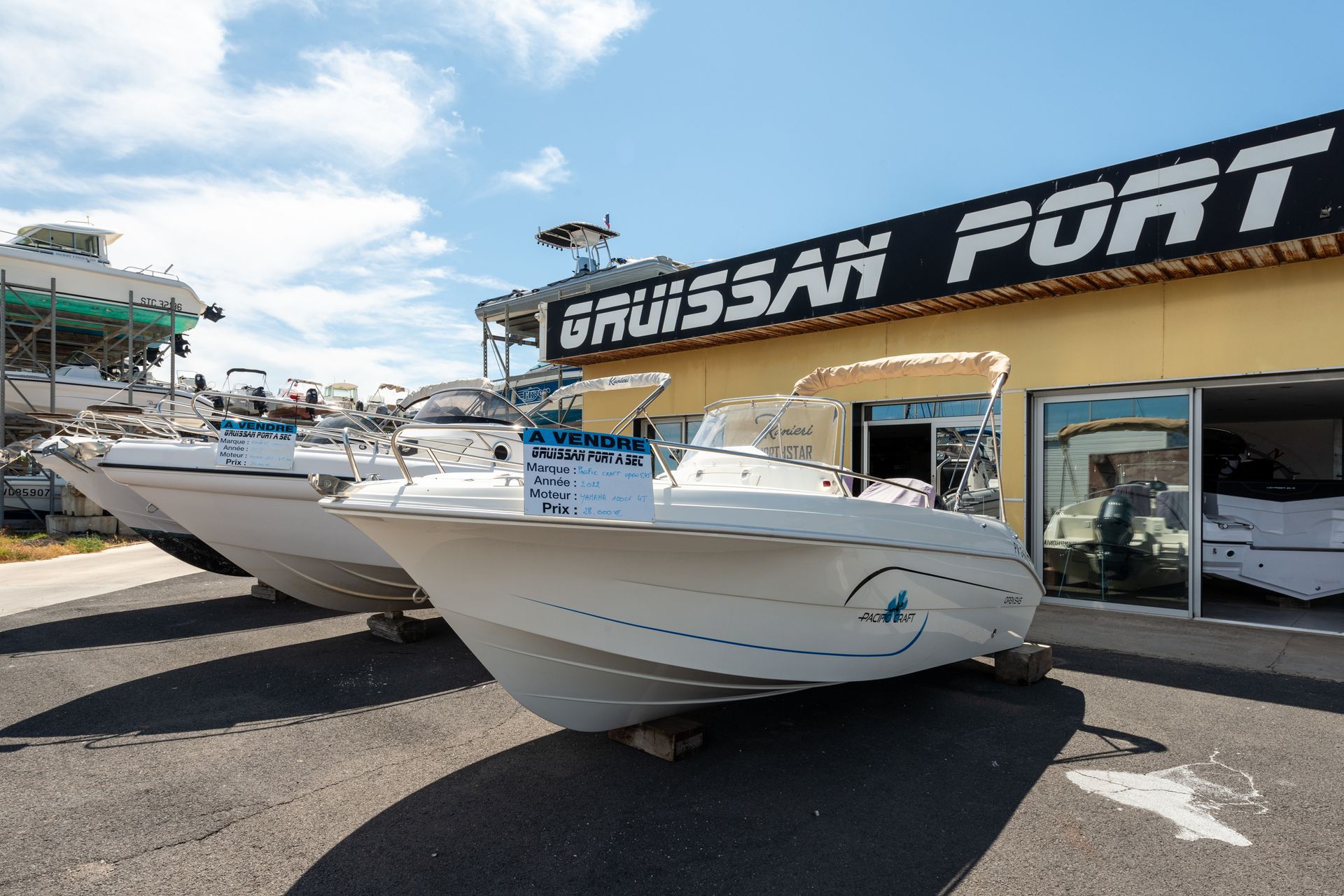 Deux bateau en vente devant la boutique