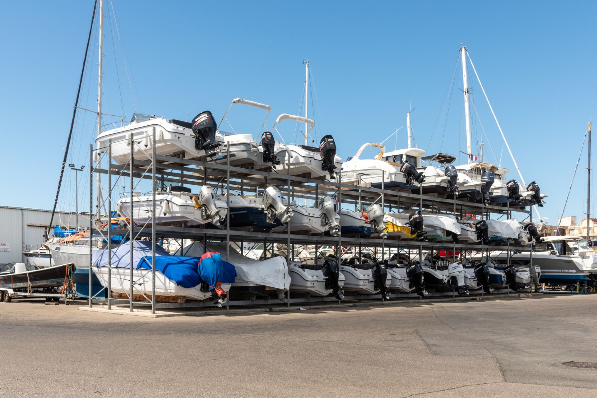 Stationnement à étages du Gruissan port à sec