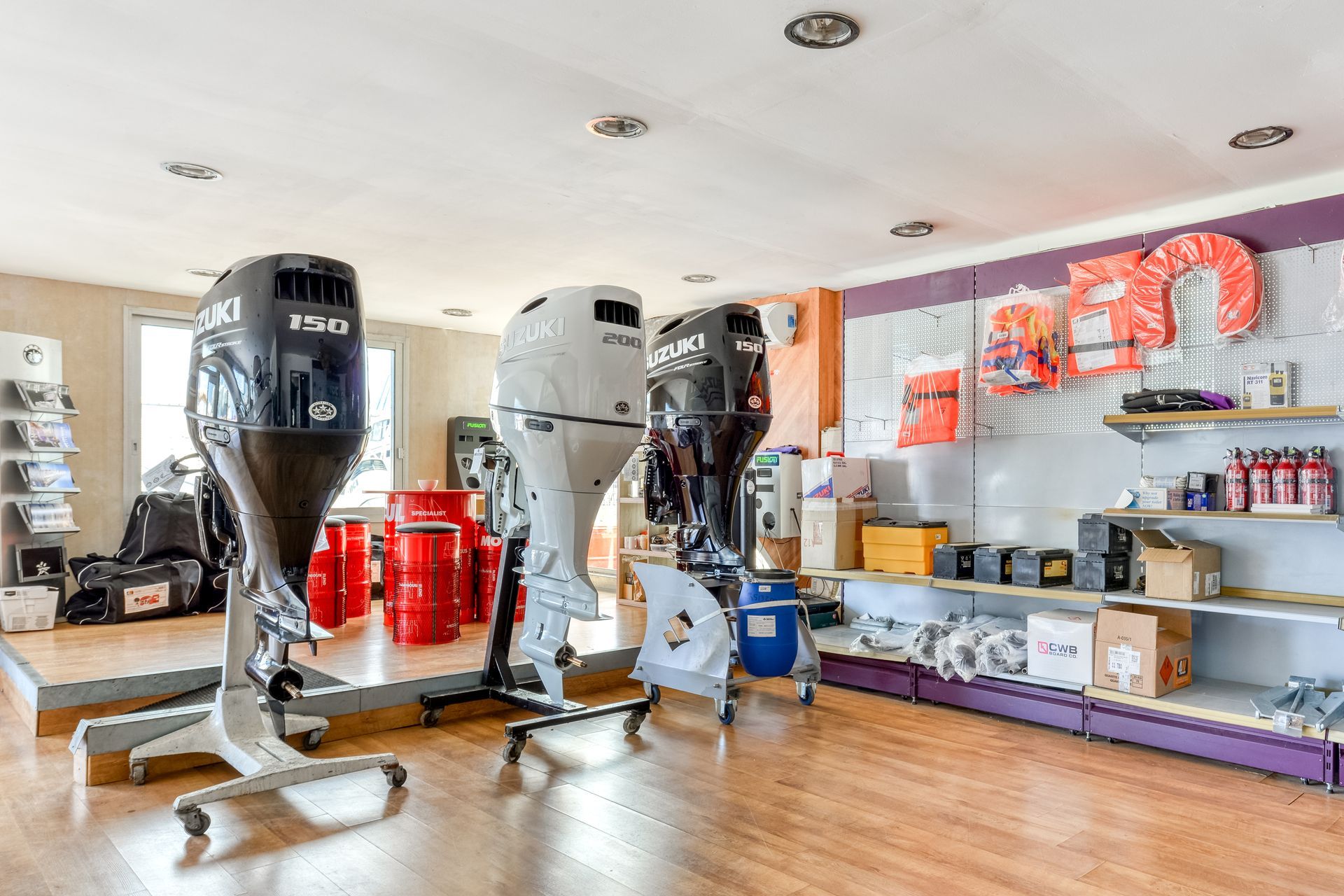 Vente de moteur de bateau à Gruissan port à sec