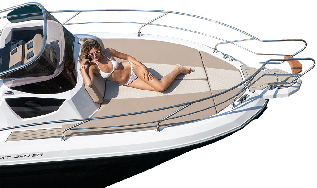 Femme en maillot de bain allongé à l'avant d'un bateau