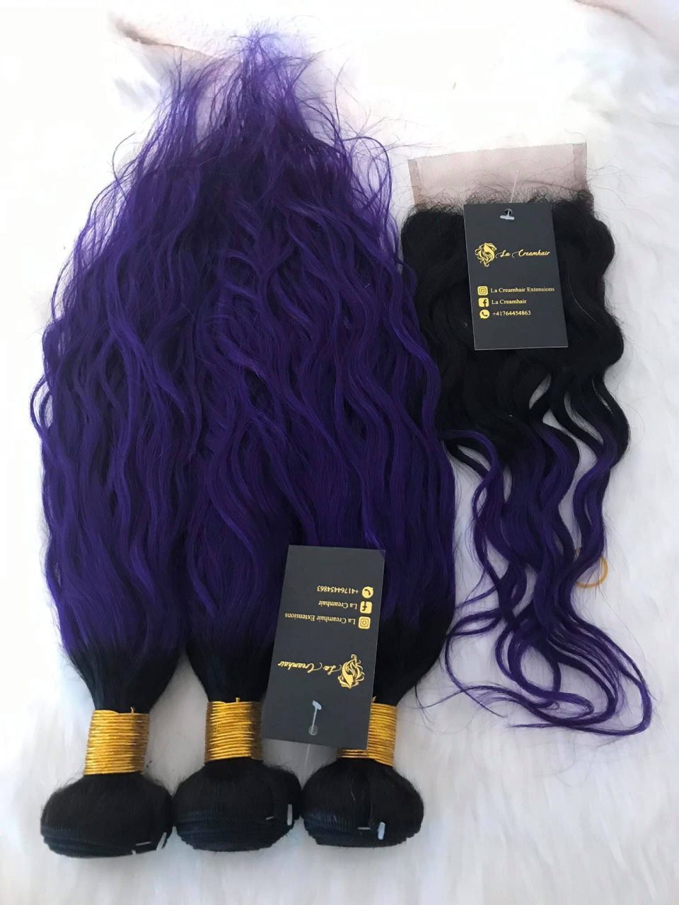 Lila und schwarze gewellte Haarbündel mit Spitzenverschluss.