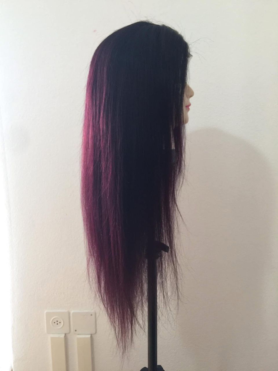 Schaufensterpuppenkopf mit langem, glattem, schwarz-violettem Ombre-Haar.