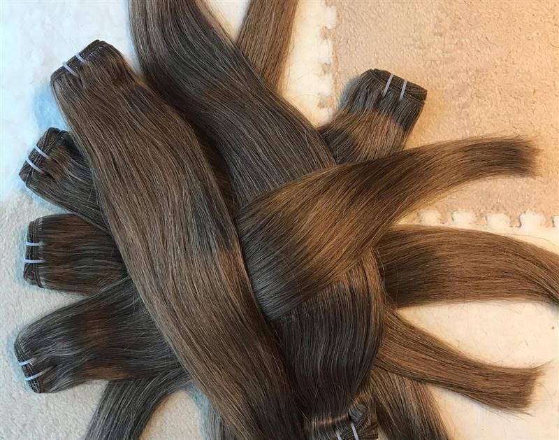 Bündel brauner Haarverlängerungen.