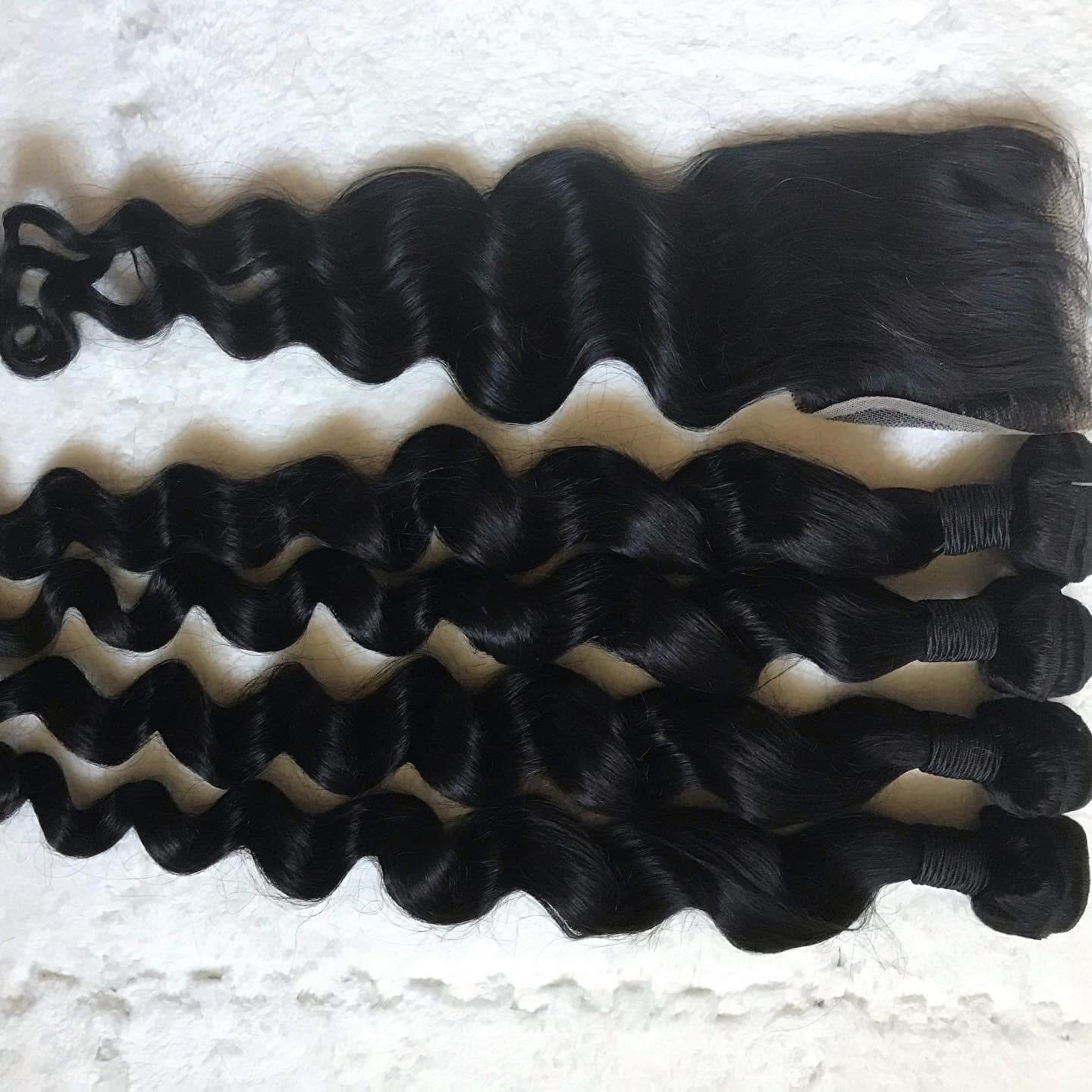 Schwarze, gewellte Haarbündel mit Spitzenverschluss.