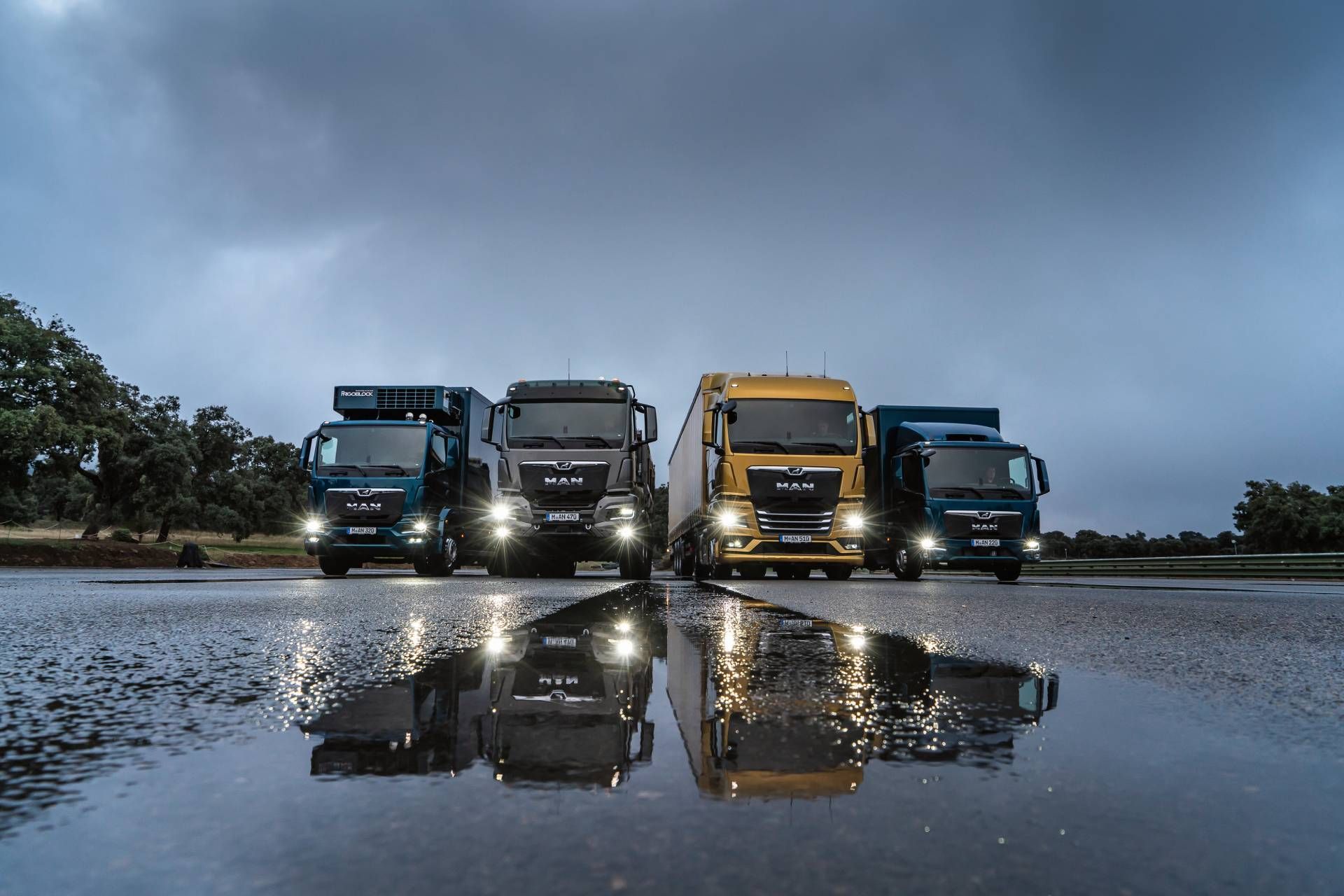 Lkws von MAN mit Licht an
