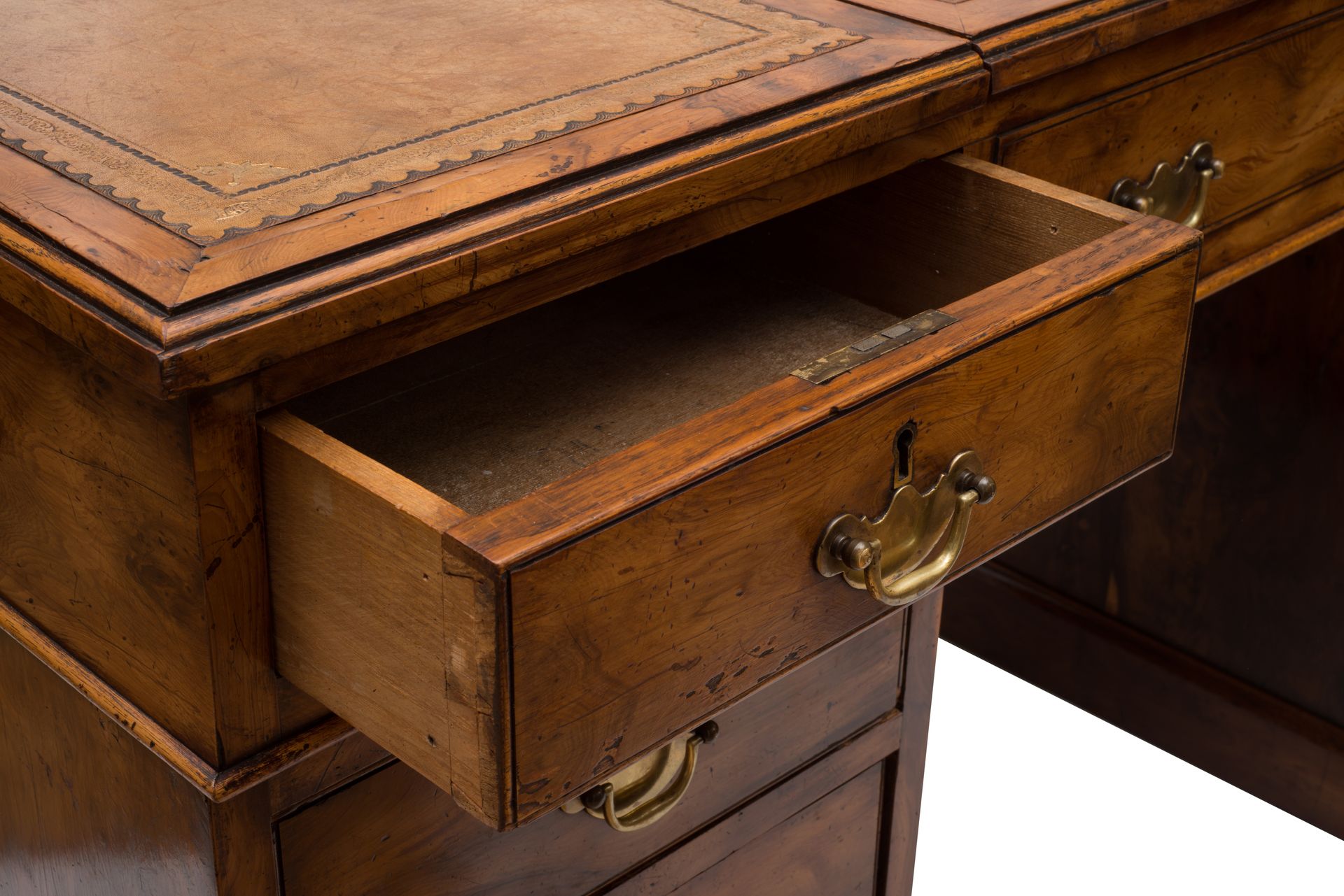 Bureau ouvert en bois avec un tiroir partiellement ouvert et des poignées en laiton