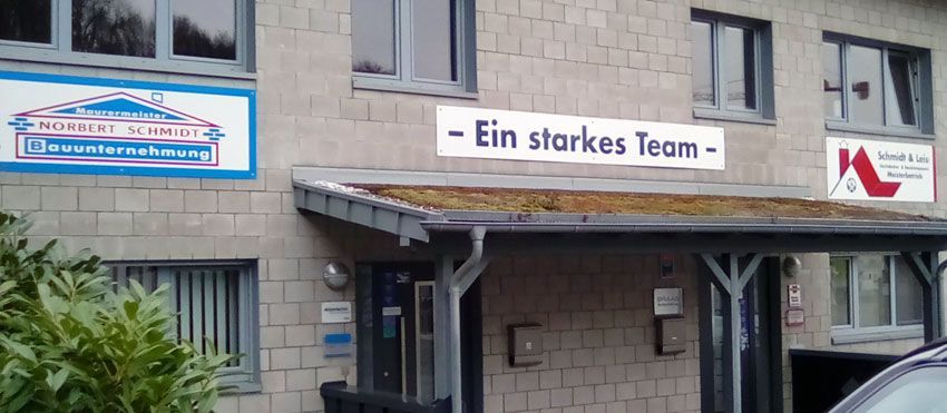 Ein Gebäude mit einem Schild mit der Aufschrift „Ein starker Team“