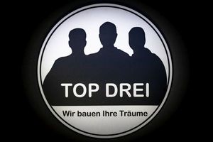 Ein Schild mit der Aufschrift „Top Drei“ darauf