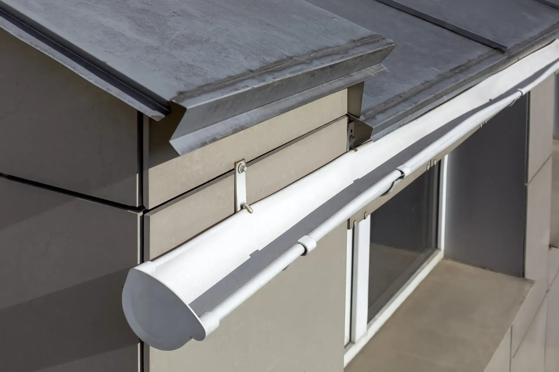 Canalones de tejado realizado un mantenimiento y limpieza