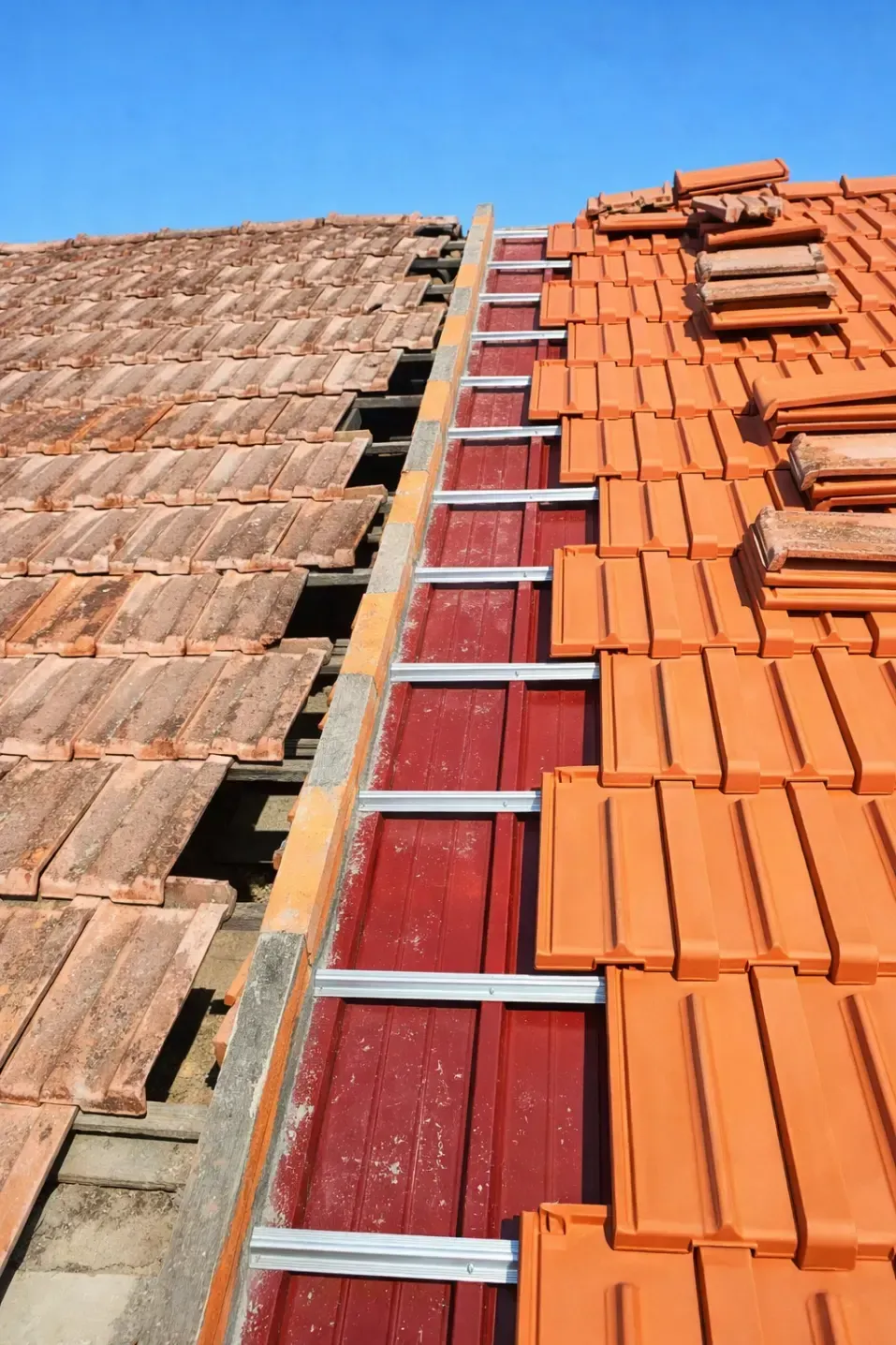 Tejado en proceso de reparaci&oacute;n para evitar humedades