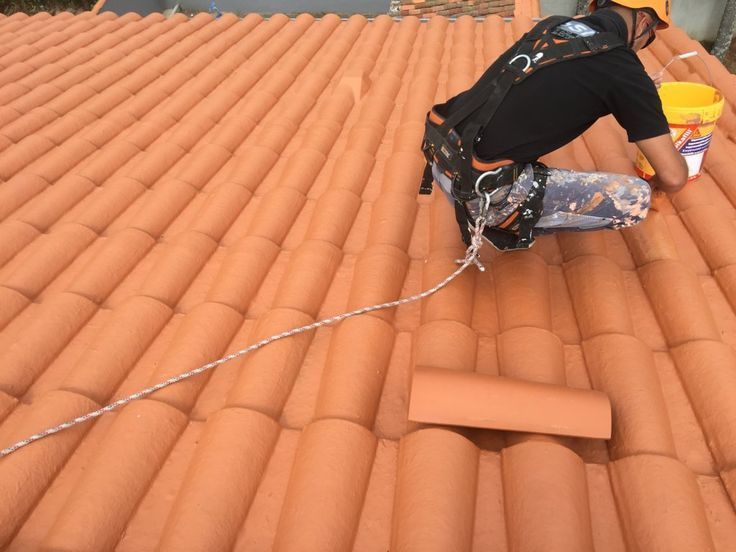 Tejando en estado de repaci&oacute;n y sustituyendo tejas