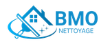 Logo pour BMO Nettoyage, comportant un contour de maison bleu, un nettoyeur de vitres et le nom de l'entreprise en bleu.