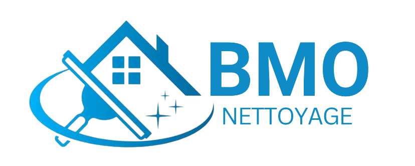 Logo pour BMO Nettoyage, comportant un contour de maison bleu, un nettoyeur de vitres et le nom de l'entreprise en bleu.