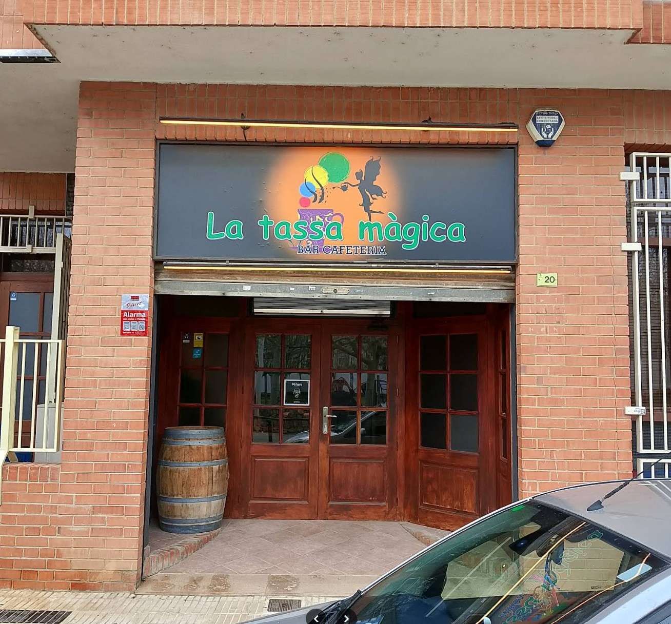 Un edificio de ladrillo con un cartel que dice la tassa magica