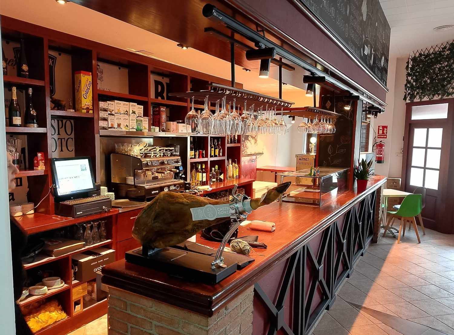 Un bar en un restaurante con un jamón en el mostrador.