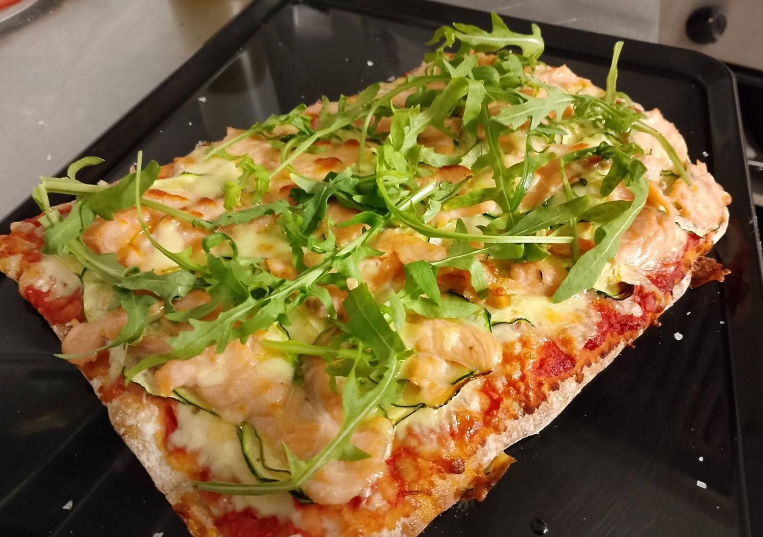 Una pizza con muchos ingredientes encima