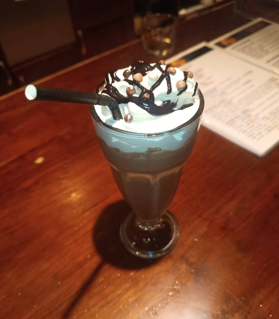 Un batido con crema batida y chocolate encima.