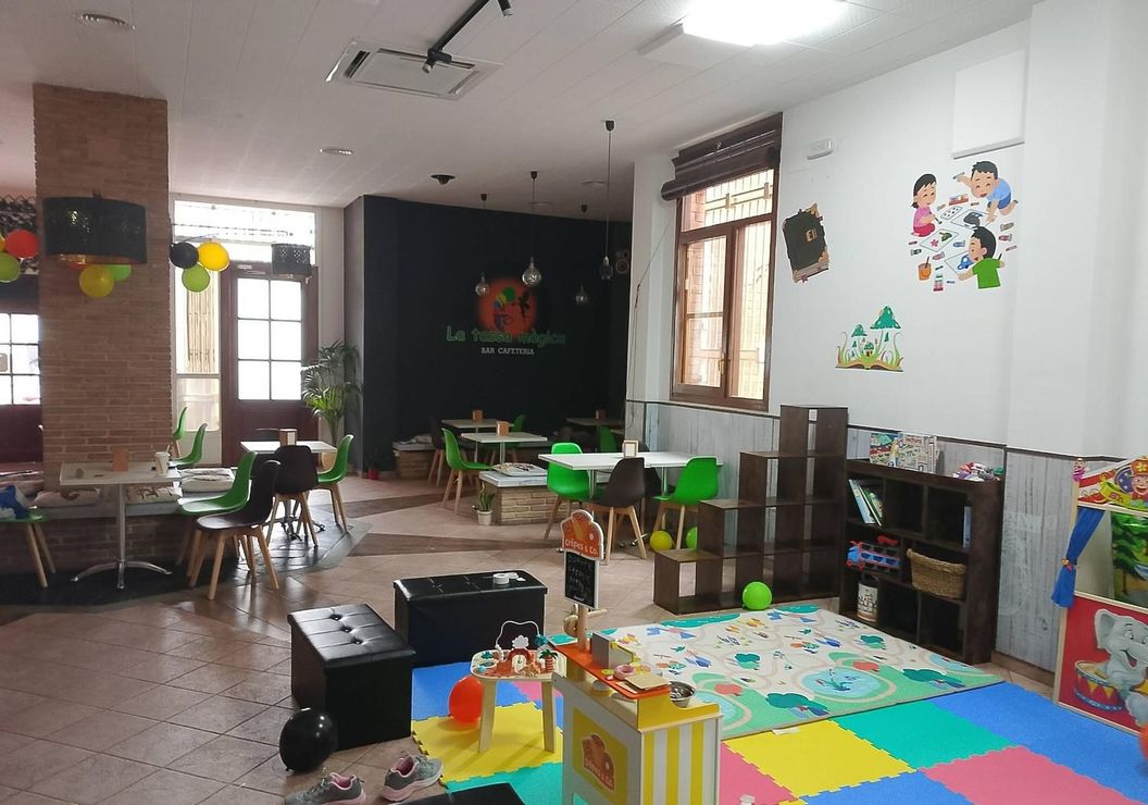 Una gran sala con mesas y sillas.