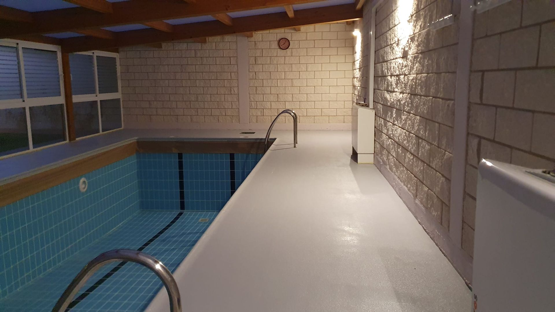 Una gran piscina cubierta con azulejos azules