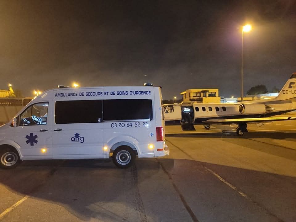 Ambulance sur une piste d'aéroport pour un transfert.