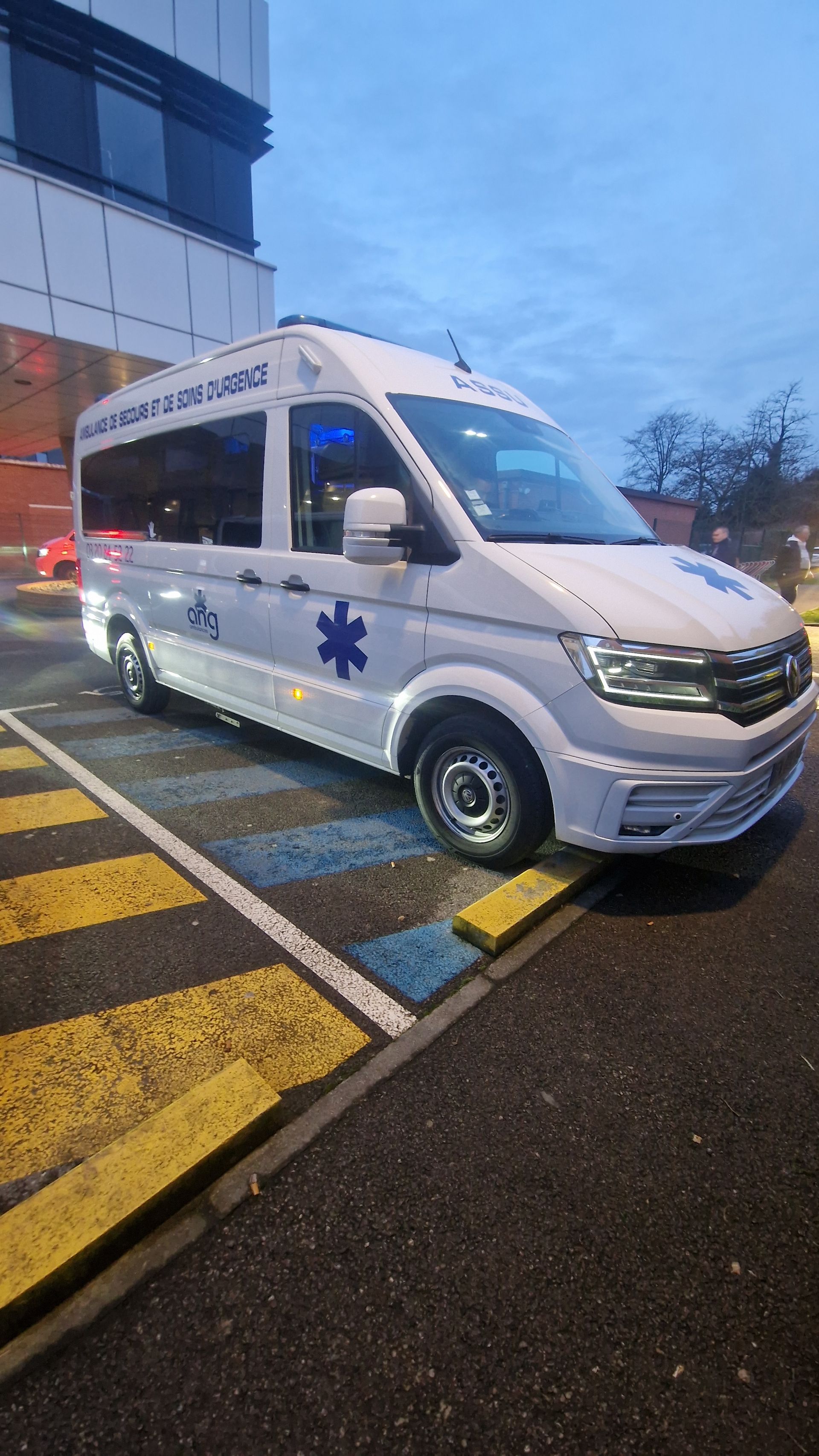 Ambulance sur un parking d'un hôpital.
