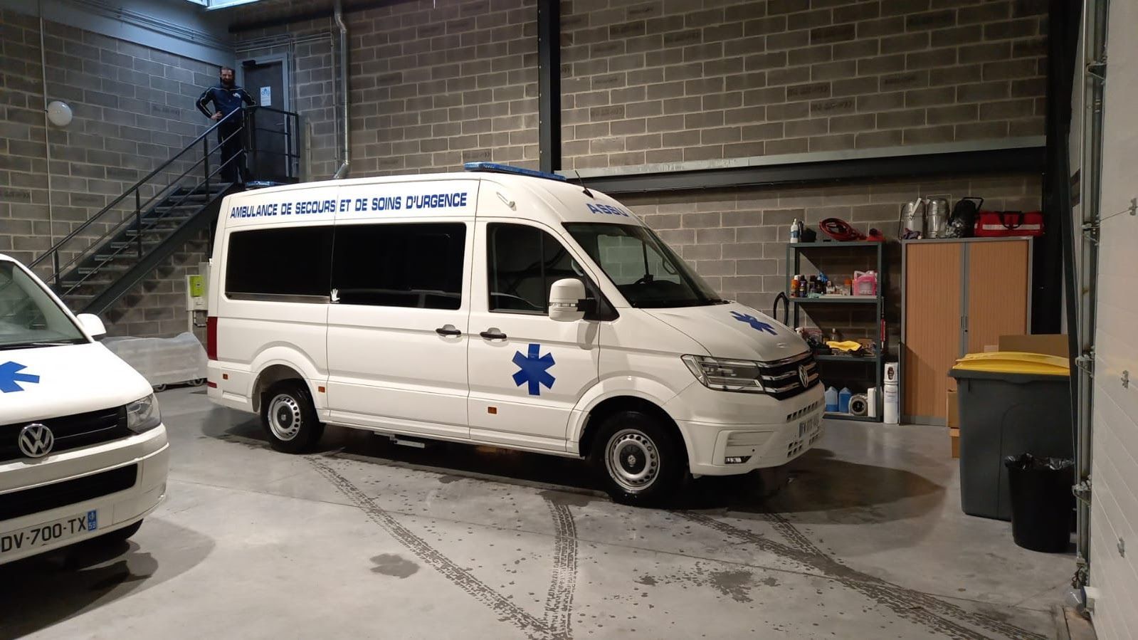 Ambulances garées dans notre garage.