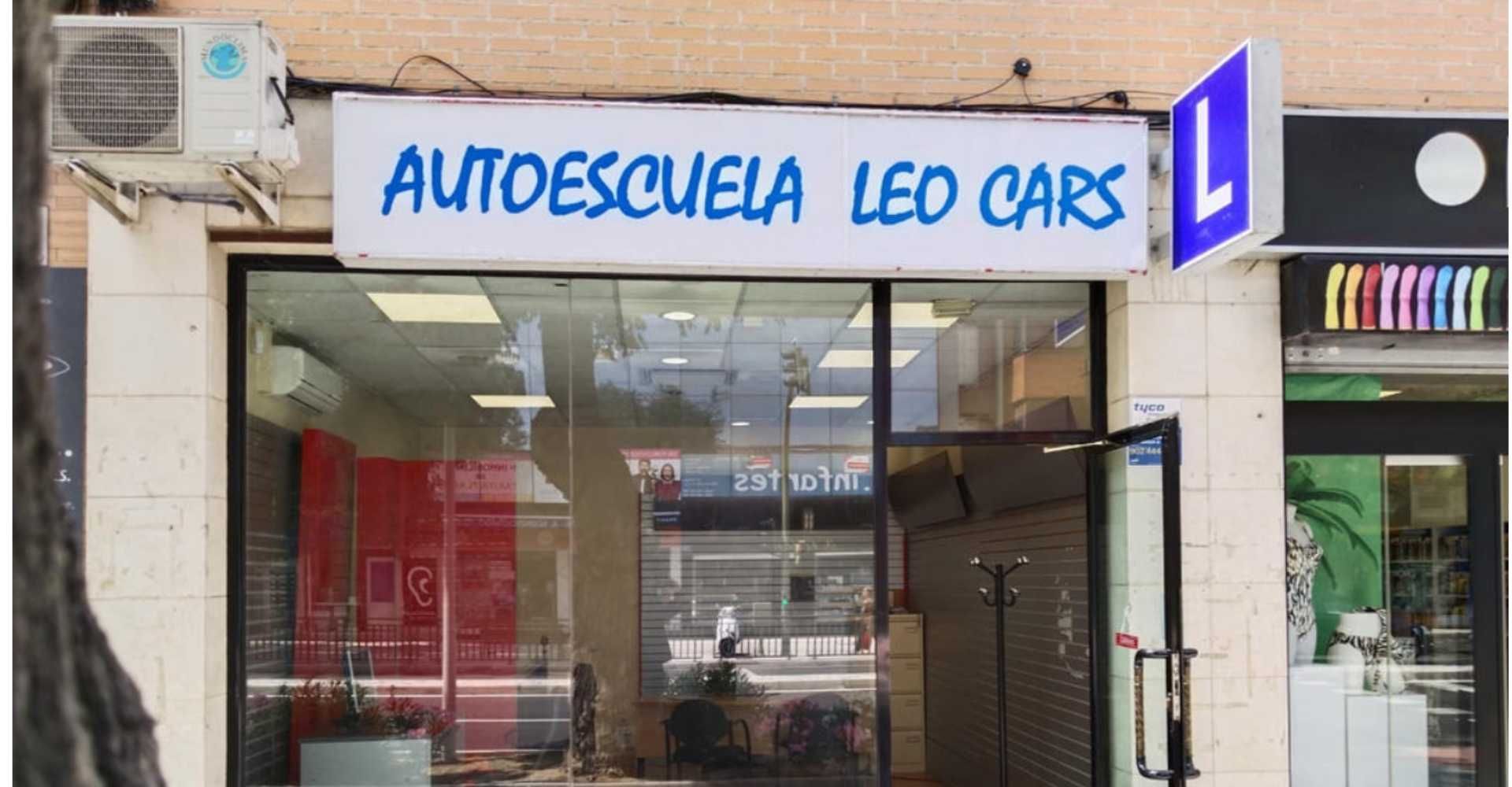 Un escaparate con un cartel que dice