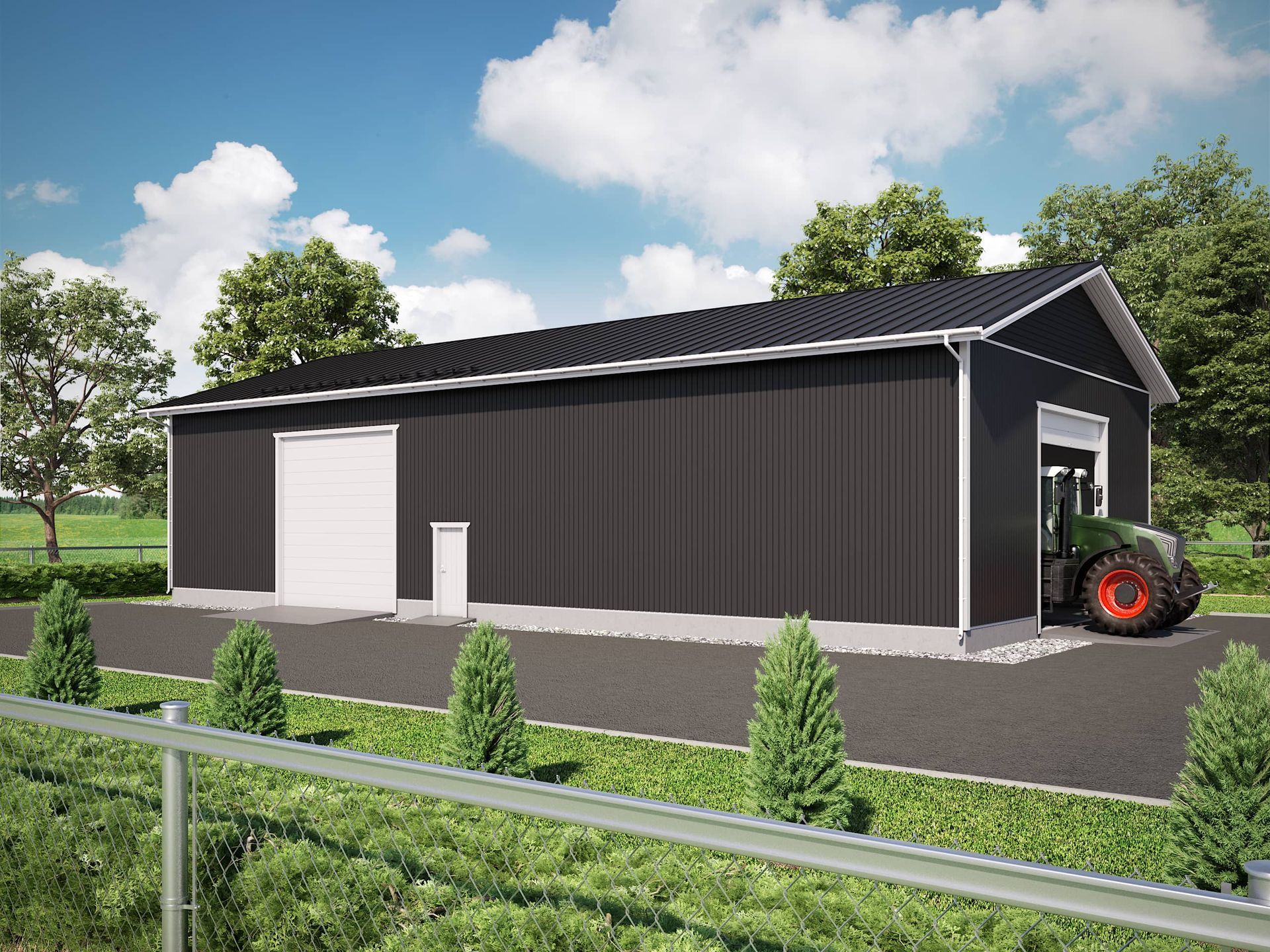 Svart metallgårdsbyggnad med traktor inuti; på en asfalterad uppfart omgiven av träd.